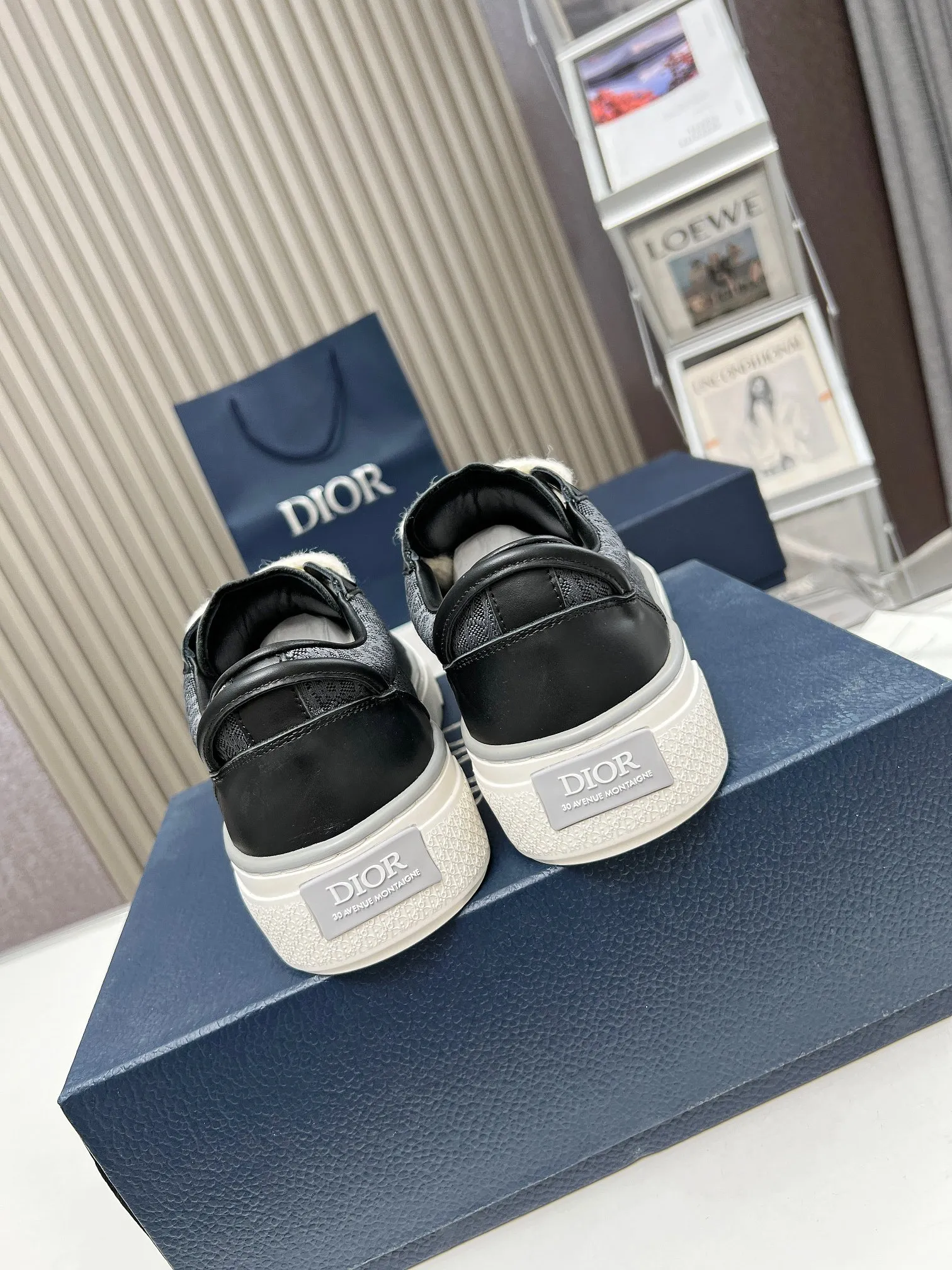 👟👟Ex-factory price 560👟👟 Embroidery +20, DIOR Dior B33 couple's casual shoes - black embroidered model 2024 spring new style, a new interpretation of the classic tennis shoes, the fashionable silhouette highlights the heavy texture, carefully made of black silk matte cowhide, decorated with three-dimensional embroidered Oblique print panels of the same color, and decorated with Dior It's distinguished by a padded tongue with an embossed logo, wide black mohair laces and tonal brass eyelets with a matte finish. The solid black Oblique print-effect rubber sole is decorated with a contrasting Dior 30 Avenue Montaigne logo on the back to enhance the style and add a fashionable touch to the casual look. Size: Women's 35-40 (34, 41 customized, non-refundable) Men's 39-45 (38, 46 customized, non-refundable)